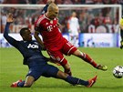 FAUL ZA LUTOU KARTU. Patrice Evra z Manchesteru United posílá k zemi Arjena