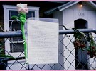 Jeden z obdivných dopis, který autor zavsil na plot. Snímek je ze 4. ervence...