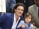 Orlando Bloom a jeho syn Flynn pi odhalení hvzdy na hollywoodském chodníku...