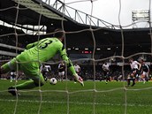 Steven Gerrard z Liverpoolu střílí penaltu, brankář West Hamu Adrián se vrhá na
