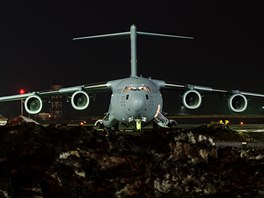 Transportn letoun C-17 Globemaster na zkladn Manas v Kyrgyzstnu