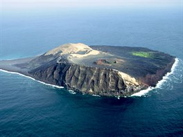 Ostrov Surtsey. Sopený ostrov Surtsey, vzdálený 33 kilometr jin od Islandu,...