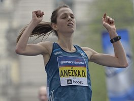 Aneka Drahotová v cíli Praského plmaratonu. 