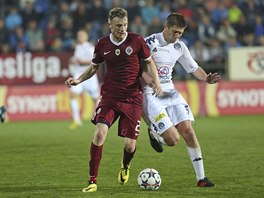 Ladislav Krejčí ze Sparty vede míč, brání ho Veliče Šumulikoski ze Slovácka. 