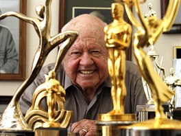 Americký herec Mickey Rooney se svými cenami, Oscarem, Zlatým globem i Emmy.