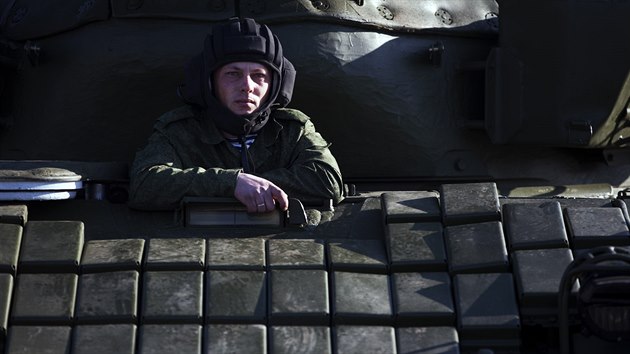 Na ndra v Simferopolu dorazily rusk tanky (29. bezna 2014)