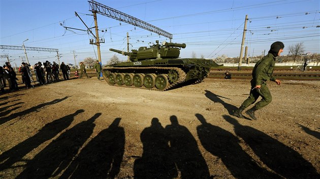 Na ndra v Simferopolu dorazily rusk tanky, ty ukrajinsk se postupn odv na Ukrajinu (29. bezna 2014)
