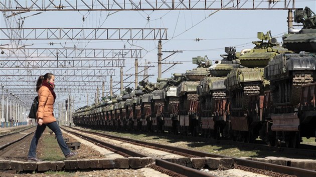 Na nádraží v Simferopolu dorazily ruské tanky, ty ukrajinské se postupně odváží na Ukrajinu (29. března 2014)