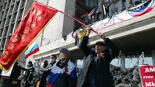 Proruští demonstranti obsadili sídlo gubernátora v Doněcku (7. dubna 2014)