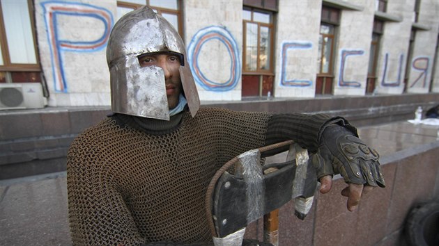 Stoupenec Moskvy před sídlem gubernátora v Doněcku (7. dubna 2014)
