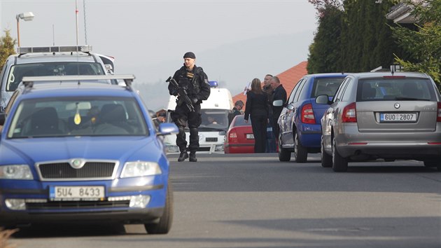 Policie hlídá okolí chomutovské ulice Kamenný Vrch, kde provádí rekonstrukci vraždy Romana Housky.