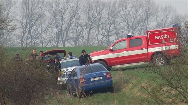 Ohoel tlo nali hasii po poru vozu Nissan Patrol na polch mezi Heb a Hostoun na Kladensku (1.4.2014)
