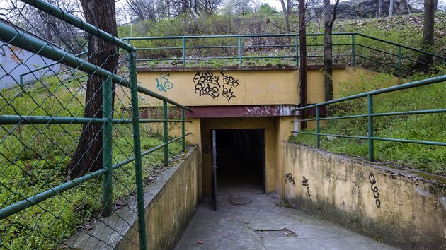 Vchod do krytu civilní ochrany z ulice Pod Karlovem v Praze 2. Zvenčí je uzavřen pancéřovými vraty.