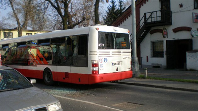 Mladk nevydrel ekn v kolon, proto rozbil okno autobusu a vyskoil ven (2.4.2014)