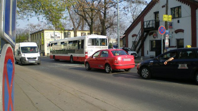 Mladk nevydrel ekn v kolon, proto rozbil okno autobusu a vyskoil ven (2.4.2014)