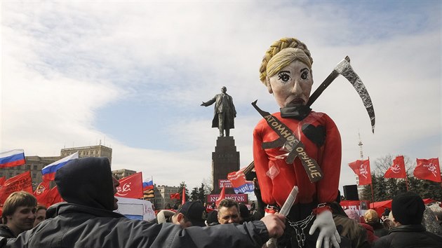 Prorusk demonstrace v centru Charkova 30. bezna 2014.