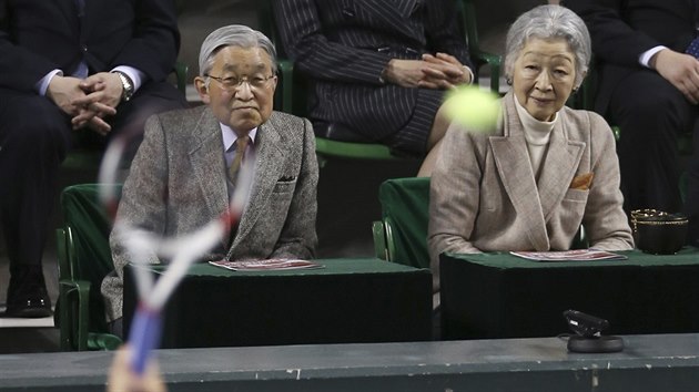 CSASK DOHLED. Japonsk csa Akihito a jeho ena Miiko sleduj boj domcch tenist proti eskmu vbru.