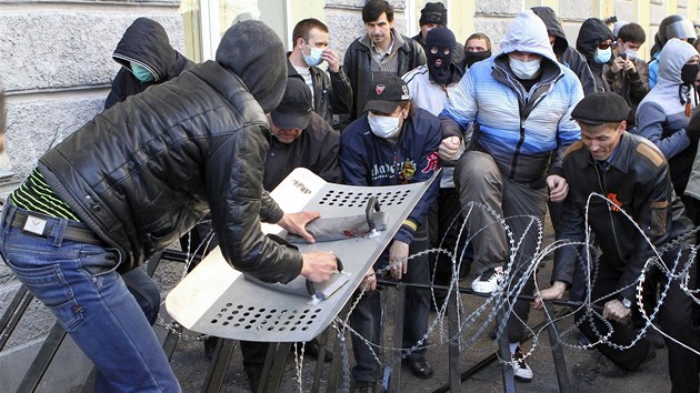 V okupovan budov se podle televiznch zbr pohybuj hlouky mladk ozbrojench holemi a s ruskmi sttnmi symboly na klopch (6. dubna)