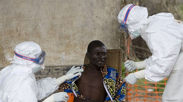 Pracovnci organizace Lkai bez hranic oetuj nemocnho, u nho testy prokzaly nkazu ebolou.
