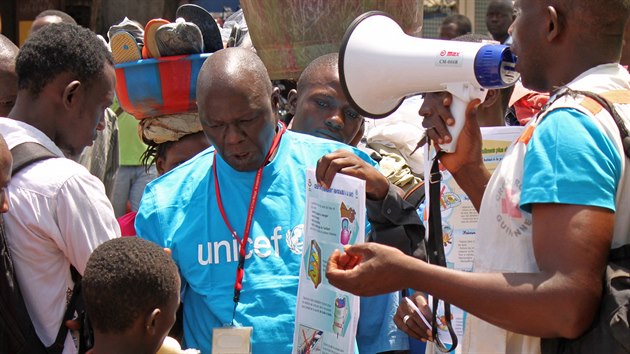 Pracovnci organizace Unicef  v ulicch hlavnho guinejskho msta Conakry osvtu, jak se chrnit ped nkazou smrtc ebolou (31. bezna 2014).