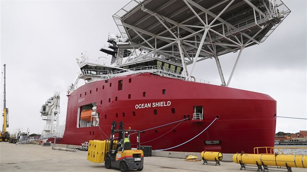 Lo australskho nmonictva Ocean Shield vyplula z pstavu v Perthu v pondl (30. bezna 2014).