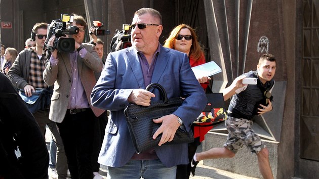 Podnikatel a lobbista Ivo Rittig odchz z budovy policie na praskm Pertn. (3. dubna 2014)