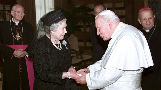 Britská královna Alžběta II. a Jan Pavel II. při společném setkání u příležitosti papežových osmdesátých narozenin. (říjen 2000)