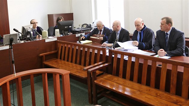 Exnmstek Vladimr ika (vpravo) a bval editel odboru informatiky ministerstva prce a socilnch vc Milan Hojer (tet zprava) pi zatku jednnm Mstskho soudu v Praze. (8. dubna 2014)