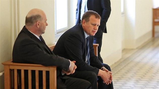 Exnmstek Vladimr ika (dole vpravo) a bval editel odboru informatiky ministerstva prce a socilnch vc Milan Hojer (nahoe) ped jednnm Mstskho soudu v Praze. (8. dubna 2014)