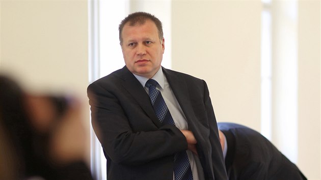 Exnmstek ministra prce a socilnch vc Vladimr ika (vlevo) ped jednnm Mstskho soudu v Praze. (8. dubna 2014)