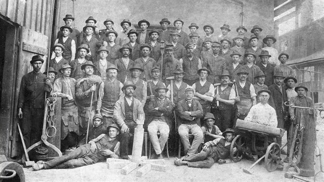 Skupina ocelá z Tineckých elezáren v roce 1880.