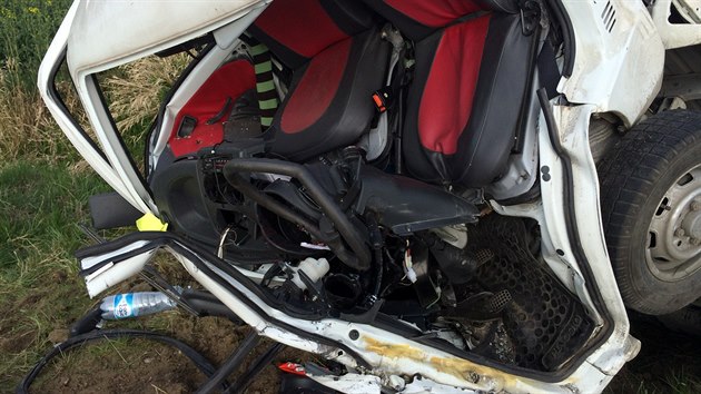 Pohled na zdemolovanou kabinu malho nkladnho vozu po nehod v Kozmicch. (7. dubna 2014)