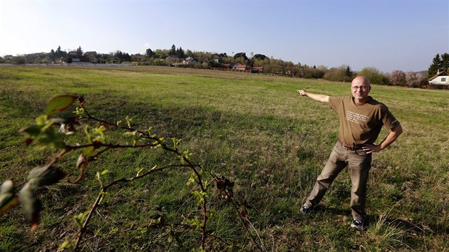 Místostarosta Černolic Pavel Schmidt (na snímku) ukazuje pozemky, na kterých chce stavět šéf českého fotbalu Miroslav Pelta rodinné domky