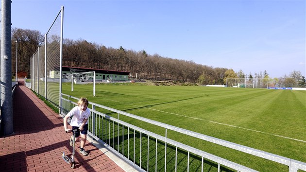 Černolice jsou proslulé skvělým fotbalovým hřištěm a klubem, kde hrají dříve známí fotbalisté. Možná i proto si ho pro výstavbu vybral Miroslav Pelta.