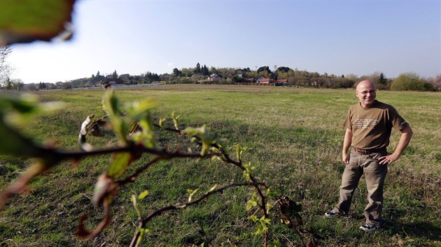Místostarosta Černolic Pavel Schmidt (na snímku) ukazuje pozemky, kde chce stavět šéf českého fotbalu Miroslav Pelta domy