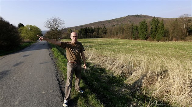 Mstostarosta ernolic Pavel Schmidt ukazuje pozemky smrem na Venory, kde chce stavt firma Altstaedter. Proti stavb mstn protestuj