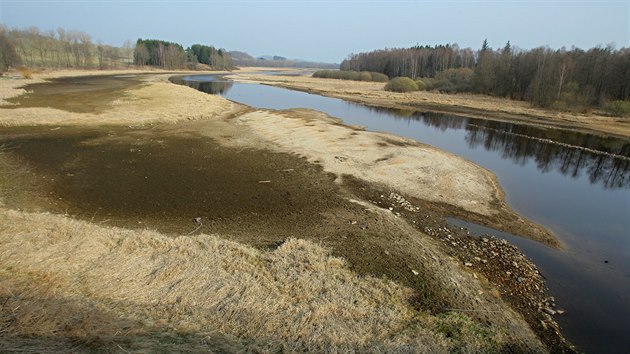Odhalen pvodn koryto Vltavy na zatku jezera  v Nov Peci.