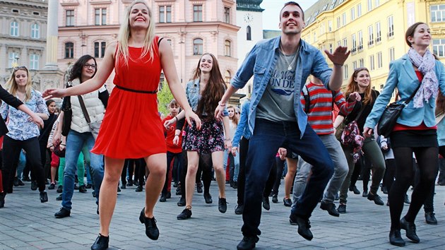 Stepaský flashmob za úasti 100 taneník zahájil pátý roník Mezinárodního...