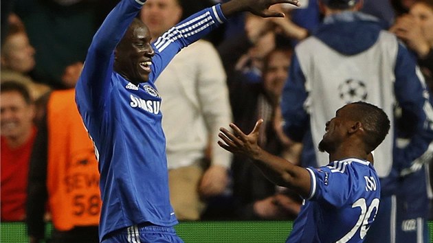 VÍTĚZNÁ RADOST CHELSEA. Střelec Demba Ba (vlevo) a Samuel Eto'o se radují z rozhodujícího gólu ve čtvrtfinále Ligy mistrů Chelsea - Paris St Germain.