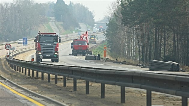 Situace na 74. kilometru dlnice D1. Bhem nsledujcch dn silnii kompletn odstran dlnin tleso vetn vech vrstev i vetn zastaralch panelovch desek, kter zpsobovaly pi pejezdu nezamniteln drncn.