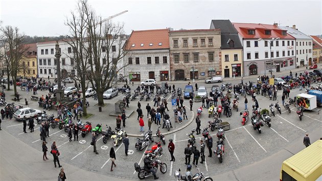 Pohled z výšky na velkomeziříčské náměstí s příznivci motocyklů.