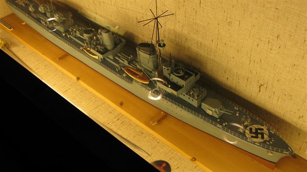 Model lodi Wilhelm Heidkamp. Dalch devt nmeckch plavidel bylo tm totonch s tmto torpdoborcem. Pipraven torpda jsou vidt za hlavnm komnem a za men komnovou nstavbou.