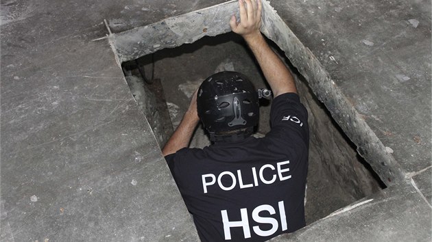 Amerit policist objevili dva propracovan tunely, kter mly patrn slouit pro paovn drog mezi Mexikem a Spojenmi stty. (4. dubna 2014)
