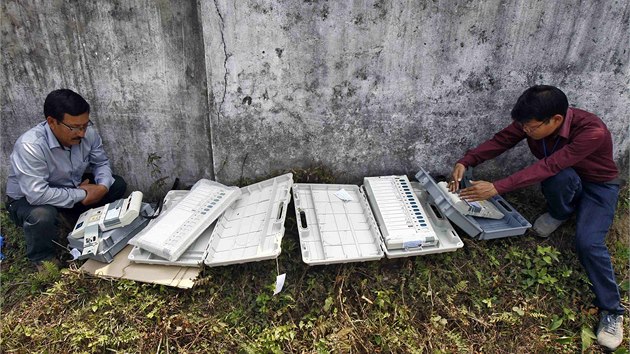 Ppravy na indick parlamentn volby vrchol. lenov volebn komise za asistence vojk pepravuj do odlehlejch volebnch mstnost kufky, v nich jsou uloen elektronick hlasovac zazen (6. dubna 2014).