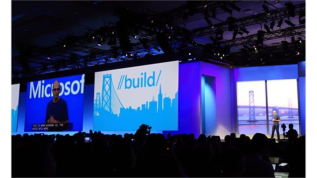 Na pódiu konference Build stojí poprvé. Nový editel Microsoftu Satya Nadella....