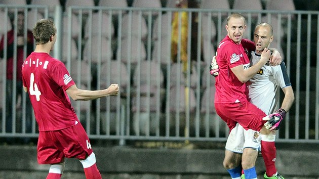 Fotbalist Brna (zleva) Ludk Pernica, Ji Skalk a Martin Doleal slav. 