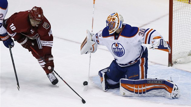 Martin Erat z Phoenixu v anci ped brankem Edmontonu. 