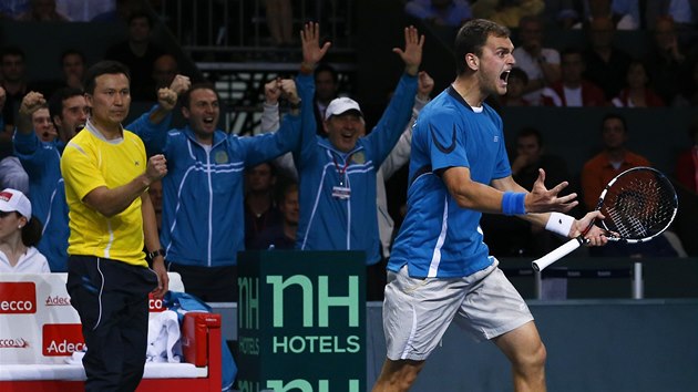 NADEN. Kazask tenista Alexandr Ndovjesov ve tvrtfinle Davis Cupu proti vcarsku. 