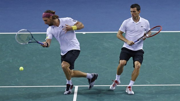 V DEBLU. Nmet tenist Andre Begemann (vlevo) a  Tobias Kamke ve tvrtfinle Davis Cupu proti Francii. 