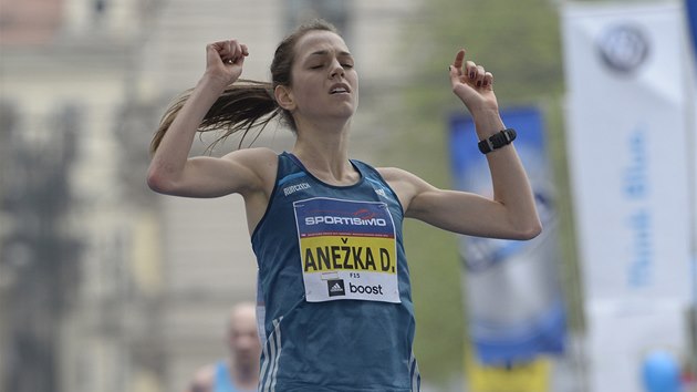 Anežka Drahotová v cíli Pražského půlmaratonu. 